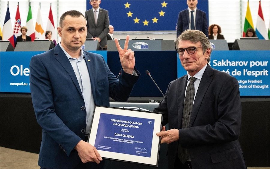 Oleg-Sentsov-premio-Sajarov-con-David-Sassoli El realizador Oleg Sentsov recoge su premio Sajarov 2018