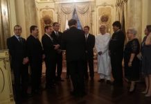 Ozmani a la izquierda, aislado. De espaldas, el presidente Cortizo saluda a mandatarios, con vestimenta tradicional saharaui blanca, Brahim Gali.
