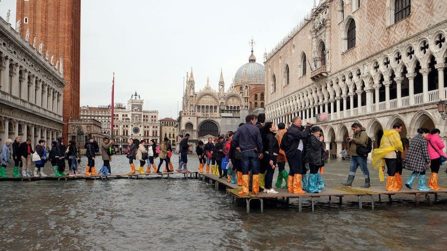 Venecia-sufre-el-agua-alta En español: acqua alta, en cursiva, o agua alta, en redonda