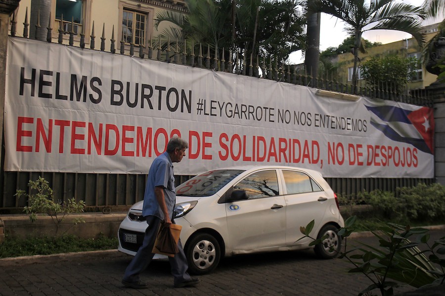 pancarta-contra-Ley-Helms-Burton-IPS-Jorge-Luis-Baños Cuba recibe apoyo mayoritario de Naciones Unidas contra embargo de los EE. UU.