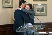 Pedro Sánchez y Pablo Iglesias se abrazan tras suscribir un preacuerdo de gobierno progresista para España, el 12 de noviembre de 2019