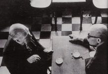 Borges junto a Sábato con un trasfondo ajedrezado