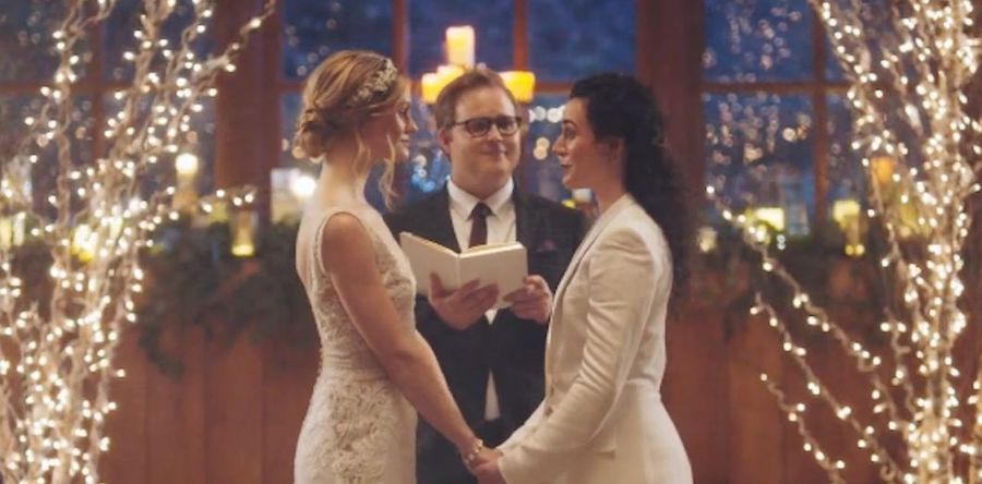 Hallmark-Chanel-spot-boda-mujeres-gay Un canal de TV estadounidense censura un anuncio en el que se casan dos mujeres