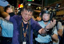 El periodista de Hong Kong, Ronson Chan, justo después de ser rociado con pimienta por la policía.