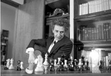 Juan José Arreola ante un tablero de ajedrez