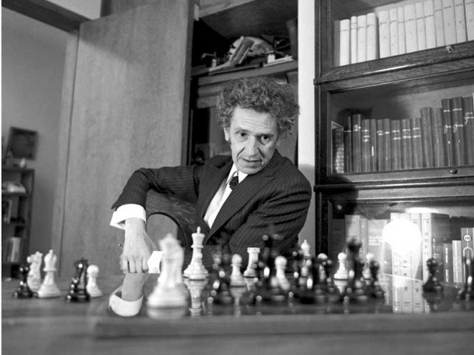 Juan-José-Arreola-ante-un-tablero-de-ajedrez Juan José Arreola y el ajedrez