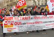 París 10DIC 2019: pancarta de la CGT con propuestas para obtener una pensión digna.