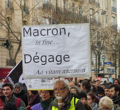 Julio-Feo-pancarta-contra-Macron-10DIC2019 Segunda semana de huelga general contra la reforma de Macron