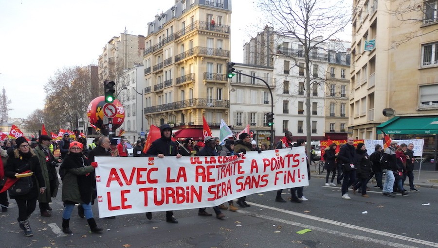 Julio-Feo-pancarta-contra-pensiones-puntos-10DIC2019 Segunda semana de huelga general contra la reforma de Macron