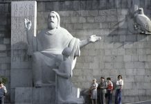 Estatua de Mesrób Mashtóts emplazada en el pórtico del Madenatarán de Ereván