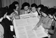 ONU Un grupo de mujeres japonesas observa la Declaración Universal de Derechos Humanos durante una visita a la sede provisional de las Naciones Unidas en Lake Success en febrero de 1950.