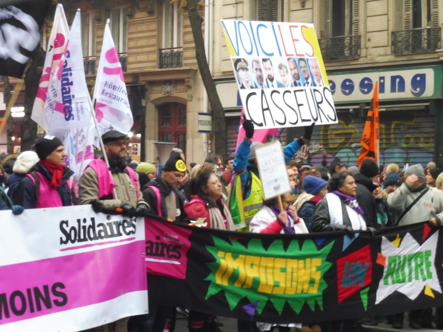 Paris-5DIC2019-les-casseurs-son-el-Gobierno Francia: éxito de la huelga general contra la reforma de las pensiones