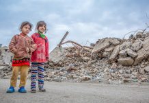©UNICEF/Anmar Anmar Dos niñas caminando entre las ruinas de la ciudad de Mosul, en Iraq