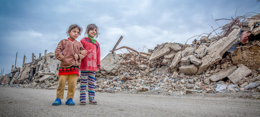 UNICEF-Anmar-Anmar-niñas-ruinas-Mosul Unicef hace balance negativo para la infancia, en 2019 y en la década