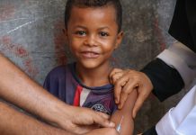 UNICEF Un niño sonríe mientras recibe la vacuna contra el sarampión y la rubeola en Aden, Yemen, gracias a una campaña de UNICEF