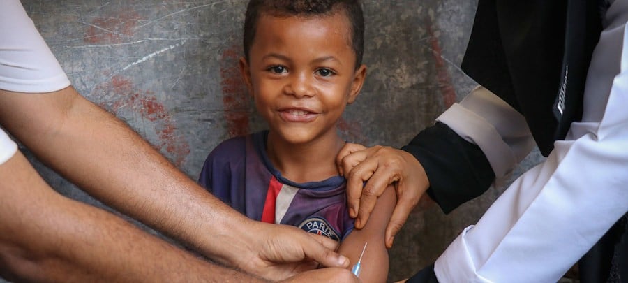 Unicef-niño-vacuna-sarampión-y-rubeola-en-Yemen Grecia y el Reino Unido perdieron el "estado sin sarampión" en 2018
