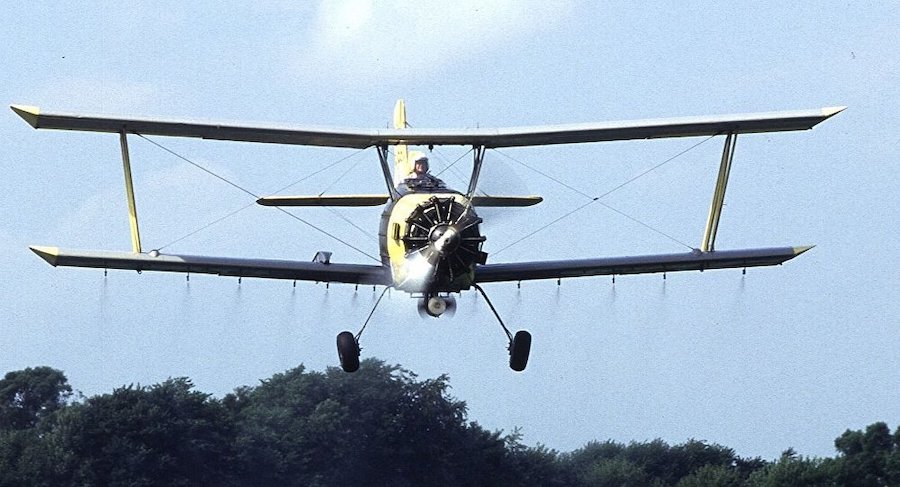 avioneta-fumiga EE. UU: un párroco fumiga a sus feligreses con agua bendita desde un avión