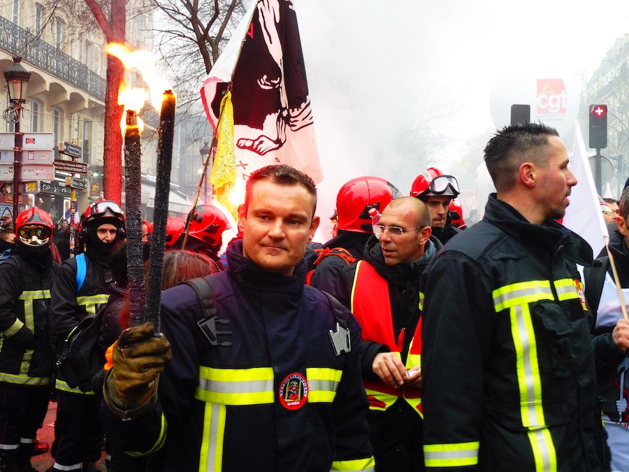 bomberos-Paris-en-huelga-5DIC2019 Huelga general en Francia contra el proyecto gubernamental del sistema de pensiones