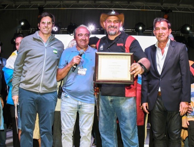 El-ganador-con-Norberto-Spagnaro-y-el-Consul-de-Argentina Campeonatos de asado argentino en Miami