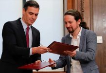 Pedro Sánchez y Pablo Iglesias intercambian los documentos del acuerdo de gobierno entre ambas formaciones políticas