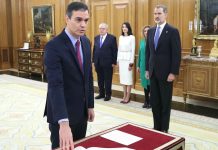 Pedro Sánchez promete el cargo de presidente del Gobierno sobre un ejemplar de la Constitución y sin símbolos religiosos