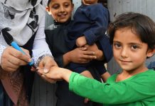 UNICEF/Frank Dejongh Una niña recibe una vacuna contra la polio en Kabul, Afganistán