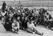 Un grupo de gitanos prisioneros, en el campo de concentración de Belzec