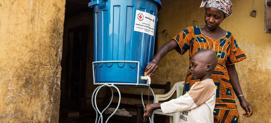 lavarse-correctamente-las-manos-UNMEER-Martine-Perret La OMS alerta sobre los trece desafíos de la salud mundial en esta década