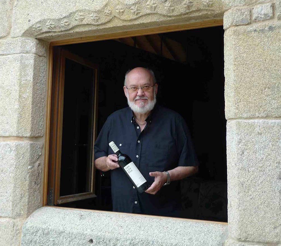 Cuerda-con-botella-vino-San-Clodio José Luis Cuerda y el vino del Ribeiro