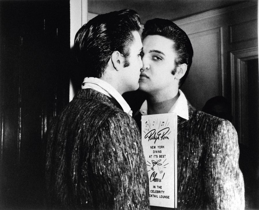 Elvis-Presley-espejo ReyElvisReyPresley: rocanrol y siglo veinte