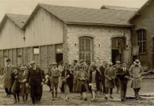 Profesores y alumnos del Instituto-Escuela en una visita a la fábrica de metales de Lugones, durante una excursión a Asturias y León en 1926. Residencia de Estudiantes, Madrid