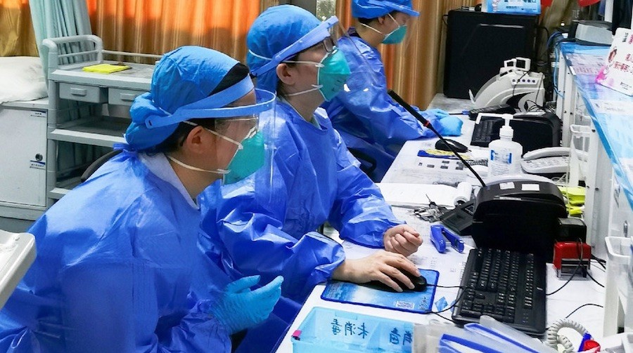 Man Yi: Enfermeras de la unidad de emergencias de un hospital de Shenzhen en China llevan mascarilla para protegerse del coronavirus