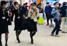 ONU/Li Zhang: personas con tapabocas para protegerse del coronavirus en en el aeropuerto Narita, de Tokio, Japón