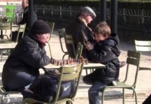 Ajedrez en los jardines de Luxemburgo en la capital francesa