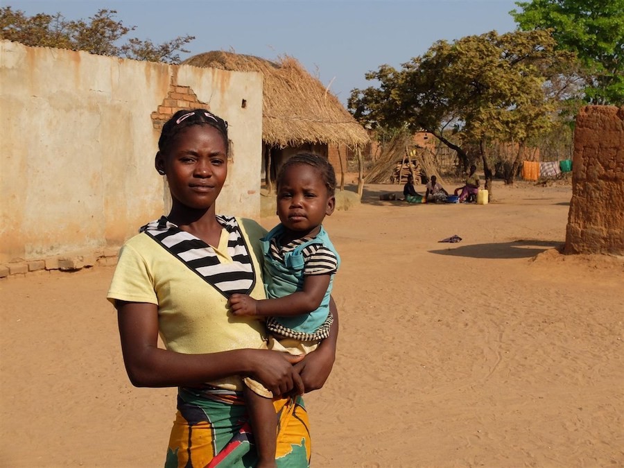 zimbabue-mujer-en-el-ámbito-rural Zimbabue: mujeres mantienen relaciones sexuales para conseguir trabajo o acceso a servicios