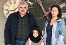 Afgan Mukhtarli con su hija Nuray y su esposa, la periodista Leyla Mustafayeva, en Alemania.