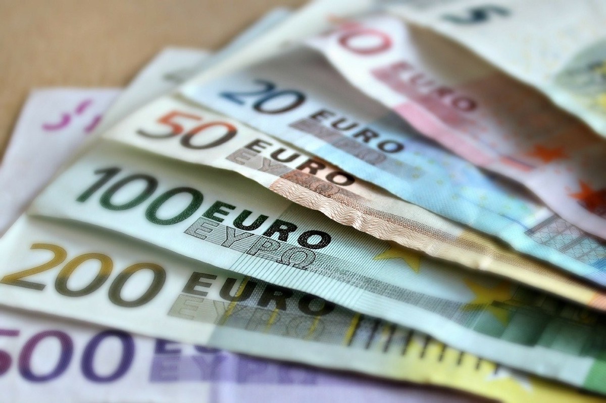 Euros-billetes-divisas Los mercados de divisas sorprenden a los analistas financieros