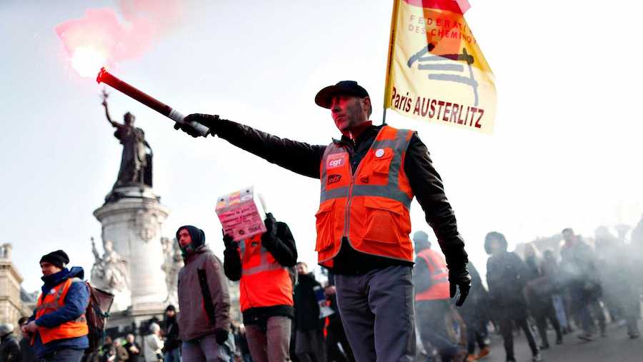 Francia-protestas-contra-pensiones-Macron-29FEB2020 Fin de reino: el macronavirus amordaza el Parlamento francés