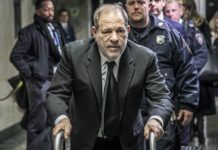 Harvey Weinstein con andador