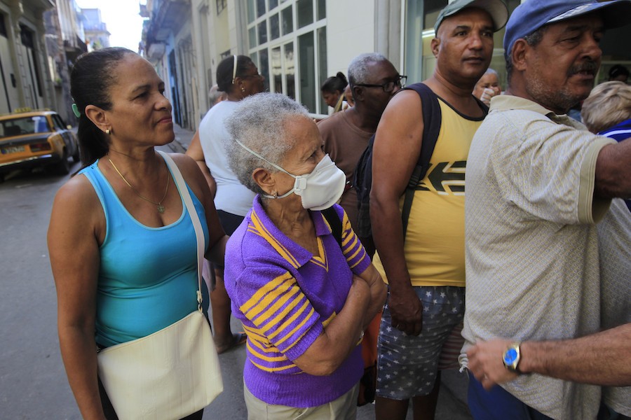 JL-Baños-IPS-Sonia-Gálvez-87-años-cola-farmacia-La-Habana Covid-19: amenaza grave para personas mayores en Cuba