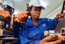 Una mujer recibe capacitación en un taller de ingeniería en Kenia. La OIT está preocupada porque unos 270 millones de jóvenes en todo el mundo están desvinculados del estudio o del trabajo. Foto: Lin Qi/Unicef