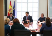 El presidente del Gobierno, Pedro Sánchez, junto al ministro de Sanidad, Salvador Illa, y el director del Centro de Coordinación de Alertas y Emergencias Sanitarias del Ministerio de Sanidad, Fernando Simón, en la reunión interministerial para la coordinación de la respuesta al coronavirus