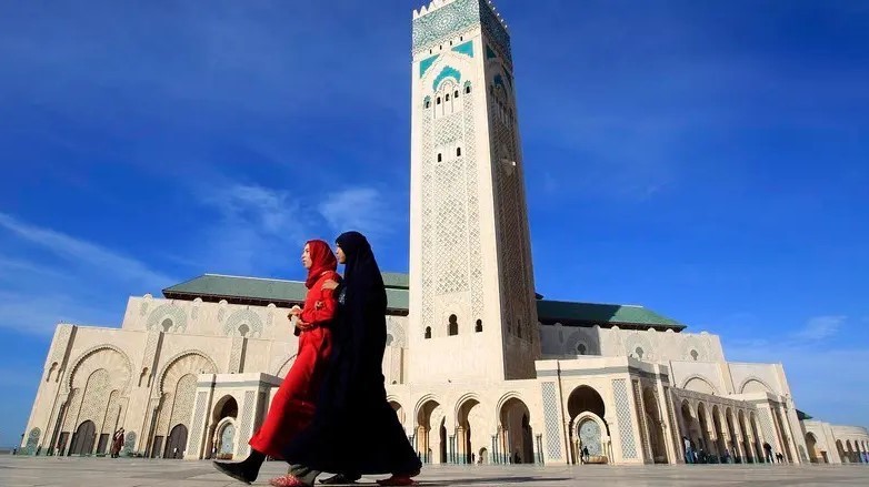 mujeres-mezquita-Hassan-II-Casablanca Marruecos: detenido jeque salafista por criticar el cierre de mezquitas