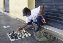 Luis Ángel Carcamo juega contra si mismo al ajedrez en las calles vacías por la pandemia en San Salvador