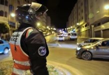 Un policía marroquí vigila el toque de queda nocturno