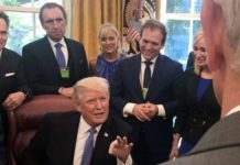 Ronnie Floyd, desde la izquierda, Rodney Howard-Browne, Adonica Howard-Browne, Johnnie Moore y Paula White están detrás del presidente Trump mientras habla con los líderes evangélicos el 10 de julio de 2017 en la Casa Blanca. (Foto del archivo de Johnnie Moore cedida a los medios)