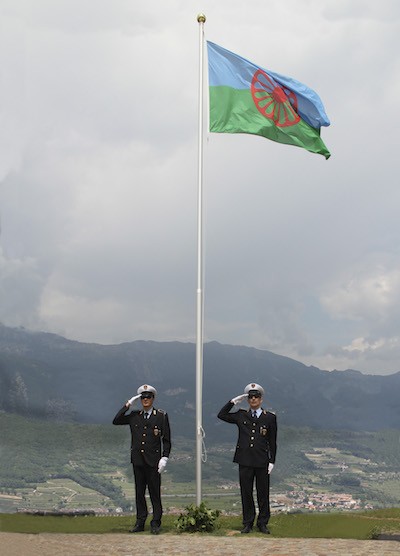 rovereto-bandera-gitana-carabineros Catorce millones de gitanos celebran su día