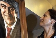 Rakel Dink mira un retrato de su difunto marido, el periodista Hrant Dink