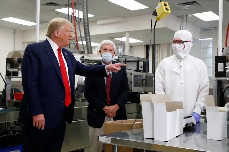 Donald-Trump-en-la-Puritan-Medical-Products Una fábrica destruye su producción tras una visita de Trump sin mascarilla