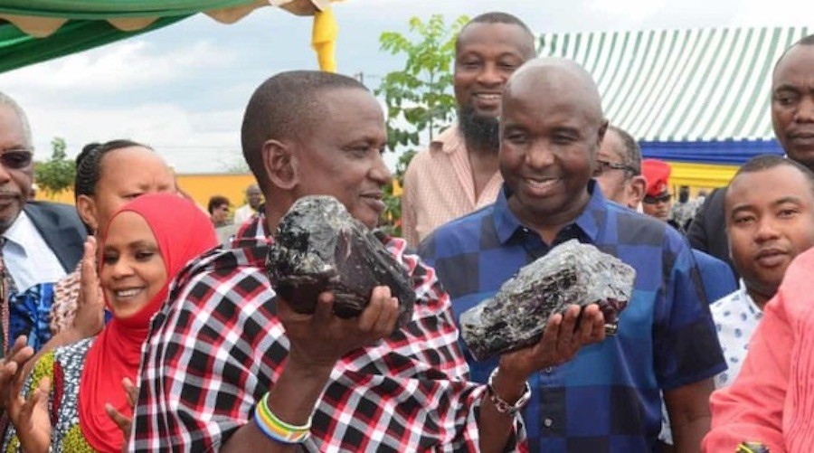 Saniniu-Laizer-©-Ministerio-tanzano-de-Minerales Un minero tanzano encuentra dos piedras de tanzanita que le han hecho millonario